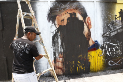 En las paredes del estadio Pablo Sandiford se pintó el mural en homenaje a Efraín Ruales.
