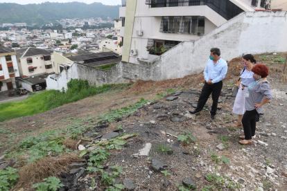 Problema. En la calle Olmos hay un terreno baldío que preocupa a los residentes, pues es utilizado como botadero de basura y escombros.
