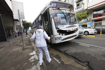 Calle Esmeraldas. Esta escena es común en varios tramos de la vía.Guayaquil-Ecuador
Agencia (ag-expreso)