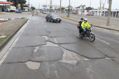 venida 25 de Julio. Por el estado en el que se encuentra la vía, ni los buses ni los autos pueden circular. Incluso para el peatón es complicado cruzar.
