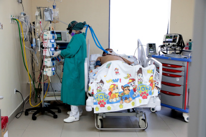 En Quito, las UCI de los hospitales públicos y privados permanecen llenas.