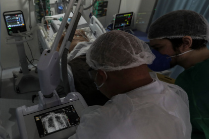 Médicos observan una imagen de rayos x de un paciente con coronavirus en la UTI del hospital de Campaña de Riocentro, en la zona oeste de Río de Janeiro.