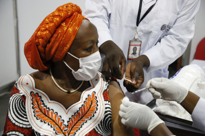 Costa de Marfil lanza la primera campaña de vacunación a través de COVAX.