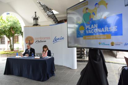 Juan Carlos Zeballos en rueda de prensa acerca de a distribucion de las vacunas Pfizer.