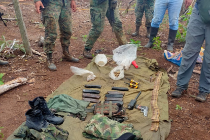 Material. Militares hallaron en el sector de La Cadena en San Lorenzo armas, municiones, uniformes militares,