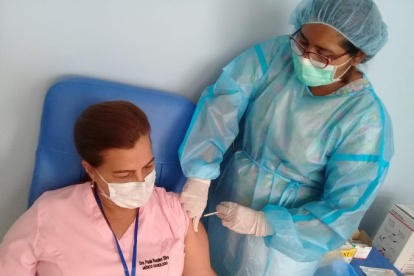 Doctoras y enfermeras de Galápagos fueron vacunadas a finales de la semana pasada.