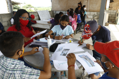 En Guayaquil, las clases seguirán desde casa, den medio de la angustia de cientos de niños que buscan las formas de ganar el año.