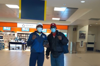 Tricolores. Julio Castillo (i) y el entrenador Cirilo López viajaron el domingo.