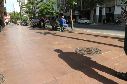 Epicentro. El bulevar 9 de Octubre luce con pocos transeúntes. Históricamente es la avenida con más peatones de la ciudad.