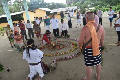 Ceremonias. Los sabios realizaron un ritual con frutas y flores como parte de la ceremonia ancestral