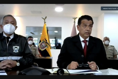 Comparecencia. El comandante de la Policía y el ministro de Gobierno se conectaron con el Pleno desde la sala de crisis de la Policía Nacional.