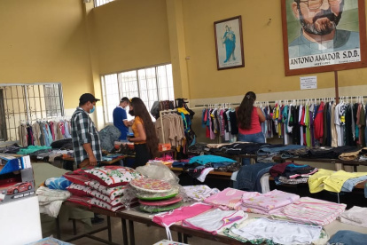 El mercado de pulgas es la única actividad permanente presencial que mantiene la fundación para obtener fondos..