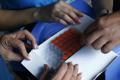 Miembros de la Secretaría de Salud de Medellín entregan dosis de la vacuna de Sinovac contra la covid-19 en un hogar geriátrico.