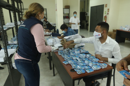 La Universidad de Guayaquil entrega credenciales de identificación a docentes, estudiantes y trabajadores.