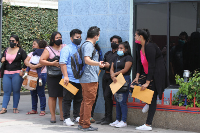 EN EL SUPERMERCADO DE CARNE LA ESPAÑOLA MUCHAS PERSONAS SE ACERCARON A NETREGAR CARPETAS PARA UN PUESTO DE TRABAJO 22 DE SEPTIEMBRE DEL 2020 GUAYAQUIL-ECUADOR