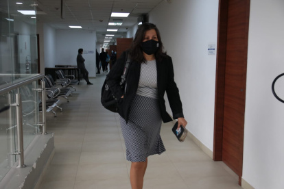 Diligencia. Angélica Porras, del Colectivo Acción Jurídica Popular asistió a la audiencia en el Complejo Judicial Norte.