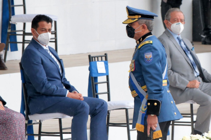 Ceremonia. El ministro Patricio Pazmiño y el comandante Patricio Carrillo durante el aniversario de profesionalización de la Policía.