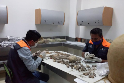 Técnicos. Expertos del Centro de Investigación e Interpretación analizando las últimas piezas halladas