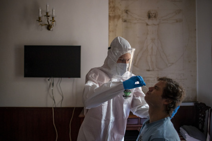 A healthcare worker wearing personal protective equipment (PPE) takes a swab sample from a homeless man in a hotel in Prague, Czech Republic, 01 March 2021 (issued 02 March 2021). Lockdown and measures against COVID-19 disease caused by the SARS-CoV-2 coronavirus led to the temporary closure of hotels in the Czech Republic. Councilors in Prague, the capital of the country with one of the largest infection rates in the EU, took the opportunity to rent these tourist place and accommodate homeless people who tested positive for coronavirus. The City of Prague in cooperation with the Center of Social Services of Prague, opened the first "Covid house" in a 4-star hotel in November 2020. Currently there are three facilities in Prague with a capacity for 181 people. According to the Czech Ministry of Labour and Social Affairs, it is estimated that there are about 3,250 homeless people in Prague, and the incidence of COVID-19 disease among them is increasi