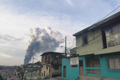 Bodegas de un reconocido almacén de electrodomésticos se quemaron luego de un voraz incendio.