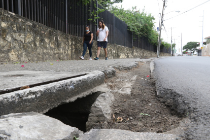 Ese es el estado en el que permanecen las calles de Lomas de Urdesa.