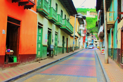 Colorido. Se embellecieron los barrios por las festividades, con colores emblemáticos del cantón. Además se dieron exposiciones virtuales