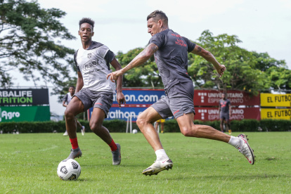 Carlos Garcés (d), atacante de Barcelona, se perfila como titular para medir al Guayaquil City el domingo en el Christian Benítez.