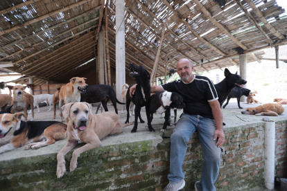 Gustavo Rodríguez en el galpón del santuario