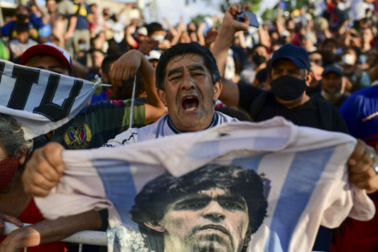 Los seguidores de Diego Maradona esperan que se despejen las dudas de su muerte.