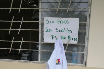 Mandiles guindados afuera de los centros, como medida de protesta.