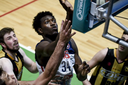 Los medios argentinos resaltan la estatura y la calidad técnica que muestra el ecuatoriano Bryan Carabalí (34), quien podría obtener esa nacionalidad.