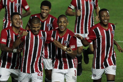 Rojas (i) recibió el cariño de sus compañeros al anotar el 0-4 final.