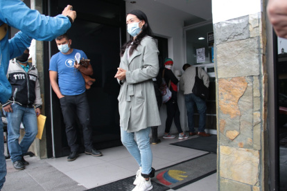 Medida. Linda Guamán, asesora de Salud, recibió su grillete electrónico.