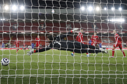 Mason Mount anota el único gol del partido. Alisson trata de llegar al balón pero es imposible.