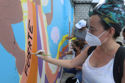 Arte. Un grupo de mujeres elaboran uno de los murales por el Día de la Mujer.