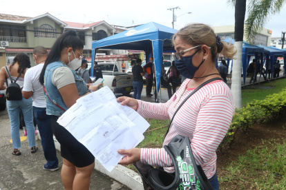 Garzota. En CNEL, usuarios hacen fila para reclamar por los incrementos en las facturas de luz.