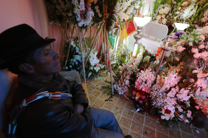amiliares y amigos se reúnen en el velorio de Limber Lucana, de 19 años, una de las victimas del fatal accidente del martes 2 de marzo en la Universidad Pública de El Alto (UPEA), hoy en El Alto (Bolivia).