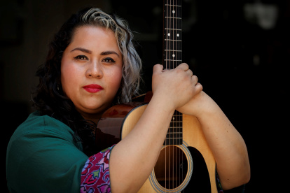 La cantante y compositora mexicana Vivir Quintana posa para Efe durante una entrevista el 1 de marzo de 2021, en Ciudad de México