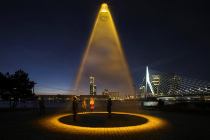 Investigaciones científicas de la Universidad de Columbia y de Hiroshima demuestran que una nueva luz ultravioleta lejana, con una longitud de onda de 222 nanómetros, puede desinfectar de forma segura hasta el 99,9 % del virus que circula en una zona concreta en un espacio público.