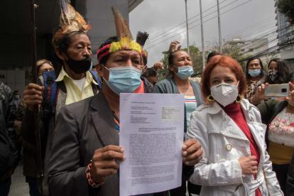 Un grupo de indígenas Kichwa, durante una concentración para reclamar justicia por el derrame de crudo de hace más de diez meses en los ríos Napo y Coca, en los exteriores del Consejo de la Judicatura, en Quito.