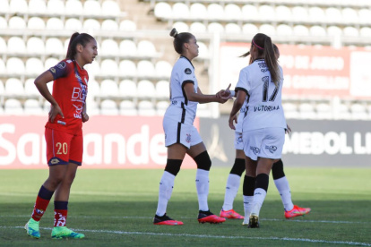 Las jugadores del Corinthians festejan uno de los goles ante el desconcierto del rival