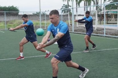 El delantero uruguayo Maxi Viera no ha debutado con 9 de Octubre a causa de una dolencia.