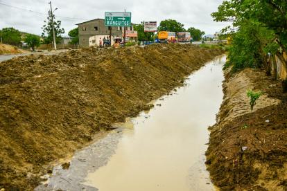 En Colonche. Fue necesario abrir canales para que el agua corra.