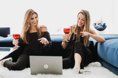 Las dos son guayaquileñas y tienen 42 años. Adriana es abogada y Kathrina es ingeniera en Mercadeo.