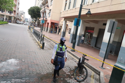 Así se observaba la mañana y tarde de ayer la tradicional estación de la cooperativa Exxon, en la calle Víctor Manuel Rendón, junto al parque Centenario.