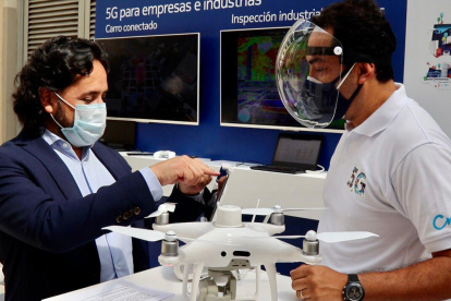 El ministro de Telecomunicaciones, Andrés Michelena, durante las pruebas de la red 5G entre Nokia y CNT, la semana pasada.