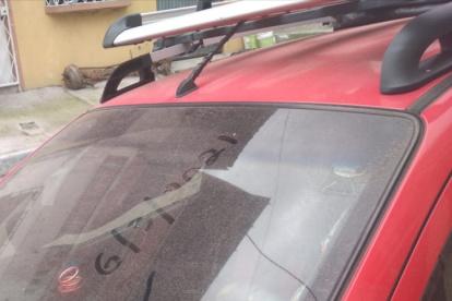 Una fina capa de ceniza del volcán Sangay cae en Guayaquil, en la foto un carro estacionado en la Huancavilca del sur.