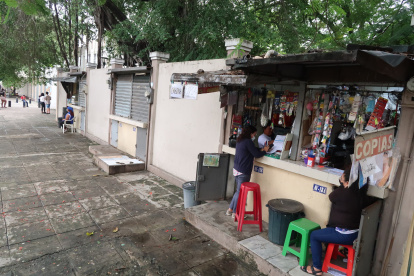 Implicaciones.  Uno de los 16 locales que funcionan en la zona de ingreso al colegio Vicente Rocafuerte y que  ahora permanecen cerrados.
