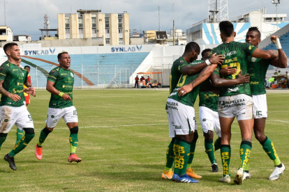 Los futbolistas de Orense festejaron el empate 2-2 tras ir dos veces por debajo del marcador.