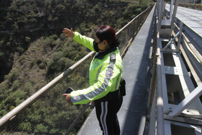 Desde que inició la pandemia, Pichincha registró 112 suicidios e intentos de suicidio, al menos una docena en puentes de Quito.



26 DE OCTUBRE  DEL 2020

. Angelo Chamba. (ag-extra ag-expreso ag-quito)